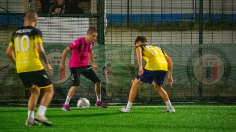 Част от фаворитите с победи в АМФЛ - Варна