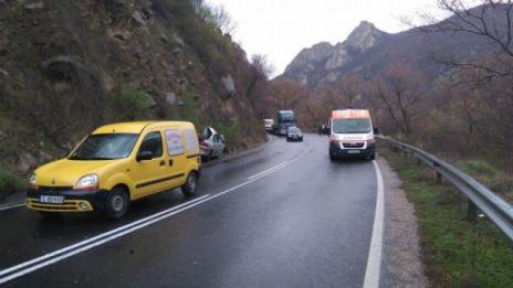 Е-79 блокиран за часове заради катастрофа