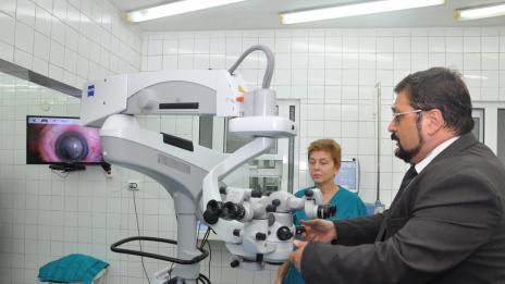 Лекуват със супермодерен операционен микроскоп