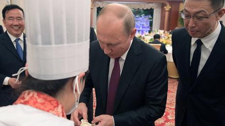 Путин приготви и опита традиционна китайска храна  