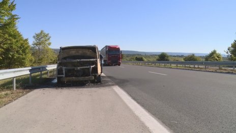 Микробус горя до Девня