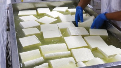 Сиренето със сухо мляко и вода в спецопаковки. Така ще е по магазините