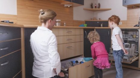Майка юрка детето си да чисти, плаща й. После – наем за храна, за ток...