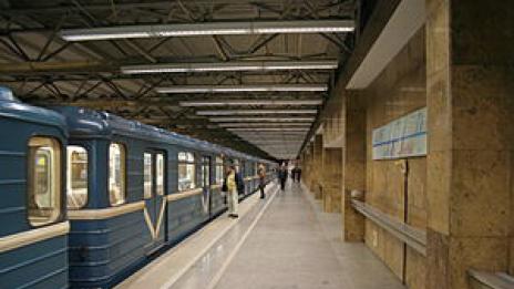 Английски фен бутнал пред влака на метрото строител