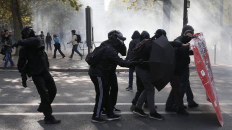 Бунтове и в Париж срещу строгата блокада