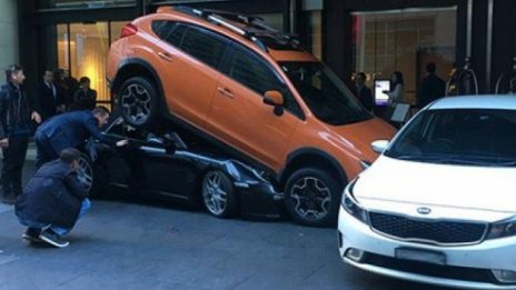  Пиколо паркира Porsche под Subaru