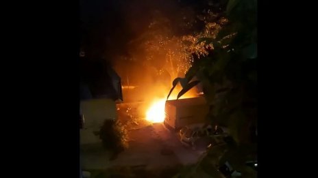 За поредна нощ горя контейнер в близост до паркирани коли във Варна