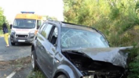 Жена се удари с колата си в скат край пътя