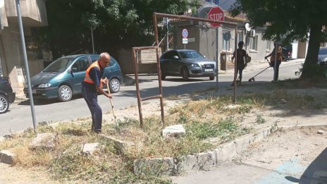 Косенето в центъра на Варна продължава по график