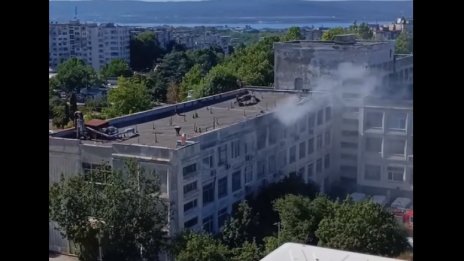 Гори поликлиниката във "Владиславово"