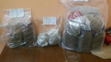 Откриха 2 кг марихуана в дома на криминално проявен
