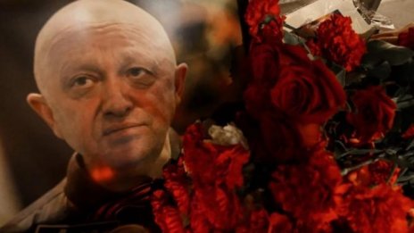 Тялото на Пригожин - изнесено от моргата от хора на ЧВК "Вагнер" 
