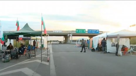 11 ден протести: Остават блокадите на АМ "Тракия" и Прохода на Републиката