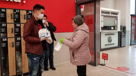 Продължава раздаването на маски на възрастни хора във Варна (СНИМКИ)