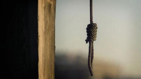 Млад граничен полицай увисна на крайпътно дърво