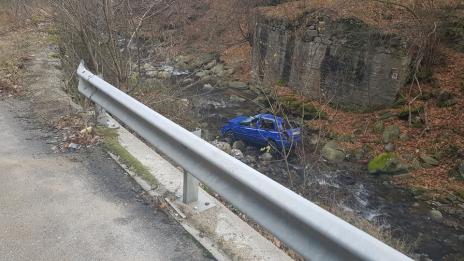  Шофьорка се метна в река, остана невредима