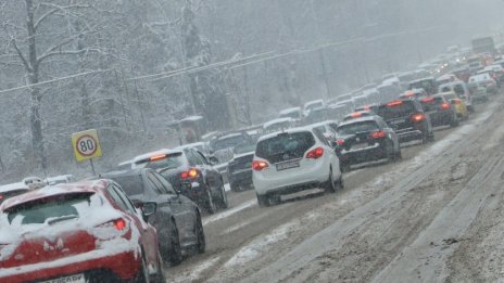 Внимание! Идва силен сняг, отложете пътуванията