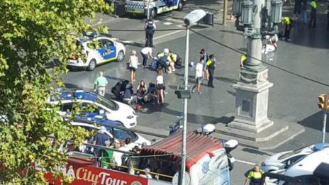 Ван се вряза в множество на бул. „Рамблас“ в Барселона, съобщават за 13 убити (ОБНОВЕНА)