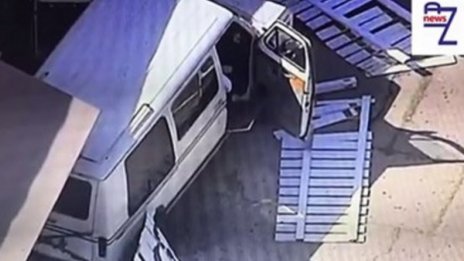 Две коли се взразяха в ресторант LA, 9 души са ранени 