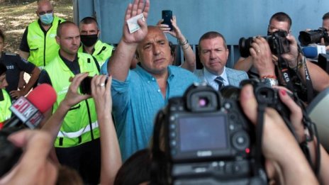 Борисов дойде на разпита с адвокат