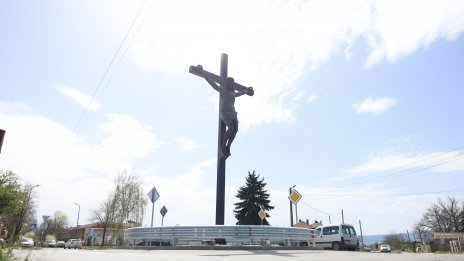 12-метров кръст с разпнат Христос се извиси край Елин Пелин