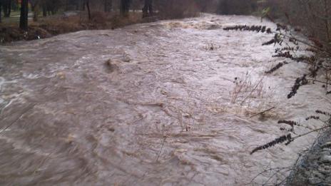 Джип падна в река Девинска, издирват мъж и жена във водата