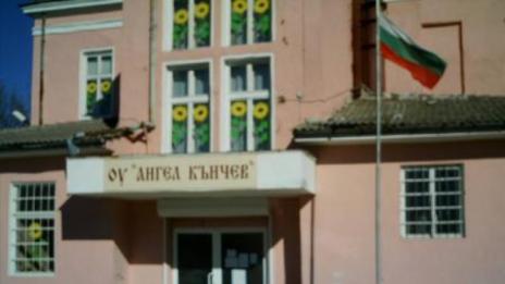 Заключиха 300 деца в училище заради ротвайлер в двора