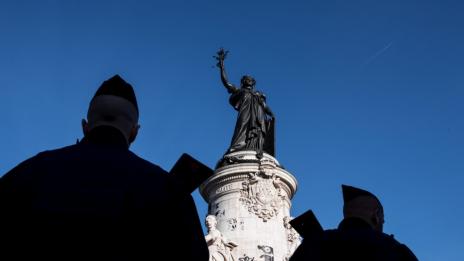 Паниката в центъра на Париж от фойерверки