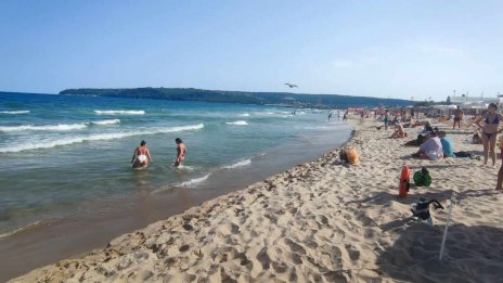 Пръскат градските плажове във Варна срещу кърлежи и комари