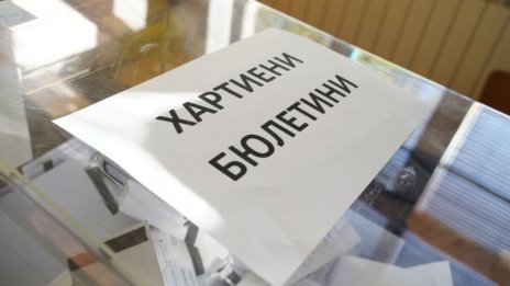 Член на СИК шамароса избирател