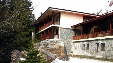 Властта посреща Нова година за 93 лв.