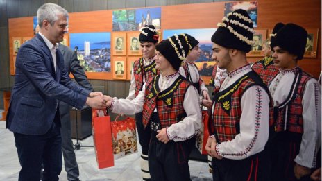Учениците от СУ „Елин Пелин“ "полазиха" кмета на Игнажден
