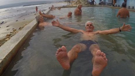“Топлата вода” на плажа “кипна” от посетители (СНИМКИ)