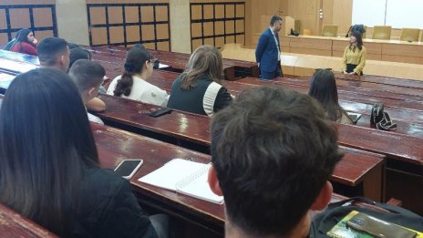 Магистрати с лекция пред студенти на Икономическия университет във Варна