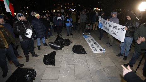 Поискаха оставките на Даниел Митов и Борислав Сарафов