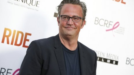 Актьорите от емблематичния сериал "Приятели" изпратиха Матю Пери в последния му път