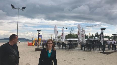 Ангелкова разпореди да се премахнат търговски обекти от Бургаския плаж
