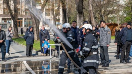 76 пожара са гасили огнеборците за денонощие в страната