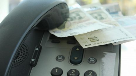 Баба хвърли през терасата 10 бона на ало-измамници