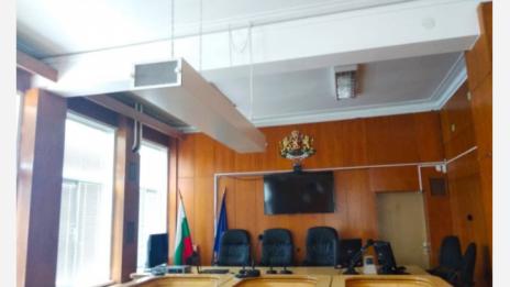 УВ лампа пази от коронавирус в Съдебната палата във Варна