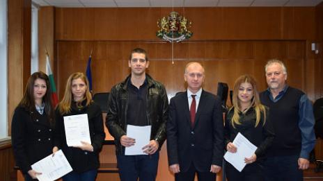 Четирима млади юристи постъпиха на стаж в Окръжния съд във Варна