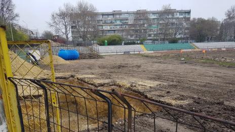 Ремонтните дейности на стадион "Тича" продължават със странни темпове