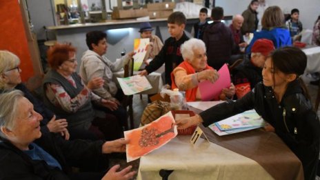 Ученици дариха рехабилитационно оборудване на старчески дом във Вар на