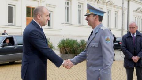 Сагата с коронавируса на Радев продължава - МО: Президентът е уведомен на 18 октомври, че ген. Петров е с COVID-19