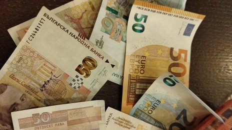 Социалните помощи за декември ще бъдат изплатени в евро след 15 януари