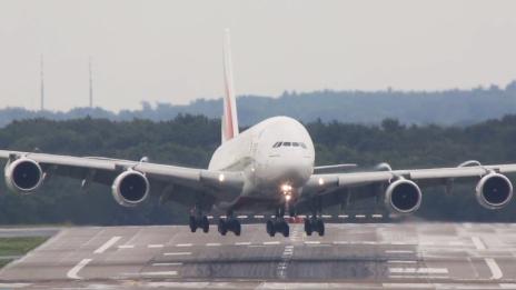 Самолет кацна аварийно заради пътничка, заплашила да убие останалите пасажери