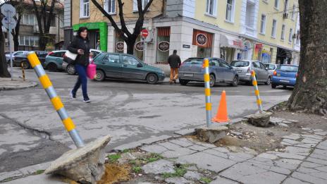 Вандали къртят колчета, за да паркират в центъра
