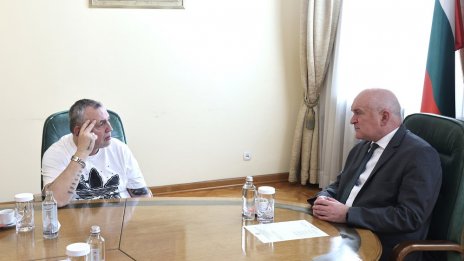  Главчев обеща: Проблемът със забавените плащания към театрите ще бъде решен