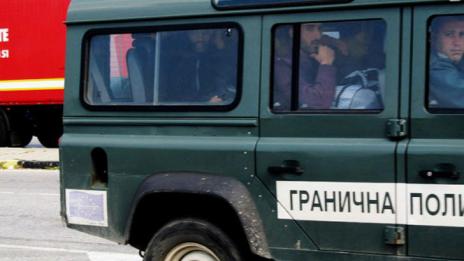 Откриха 12 бежанци в ТИP край Сандански