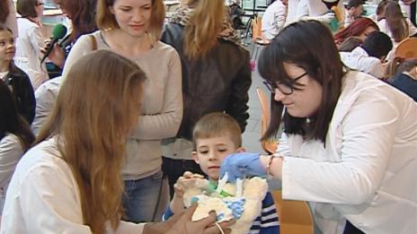 Деца водиха плюшените си играчки на лекар